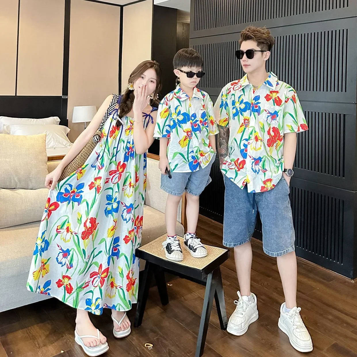 Resort Shirt Floral - เสื้อผ้าวันหยุดเกาหลีแม่และลูกสาวรีสอร์ทสาวชุดพ่อลูกชายวันหยุดเสื้อลายดอกไม้คู่ดูครอบครัวชายหาด